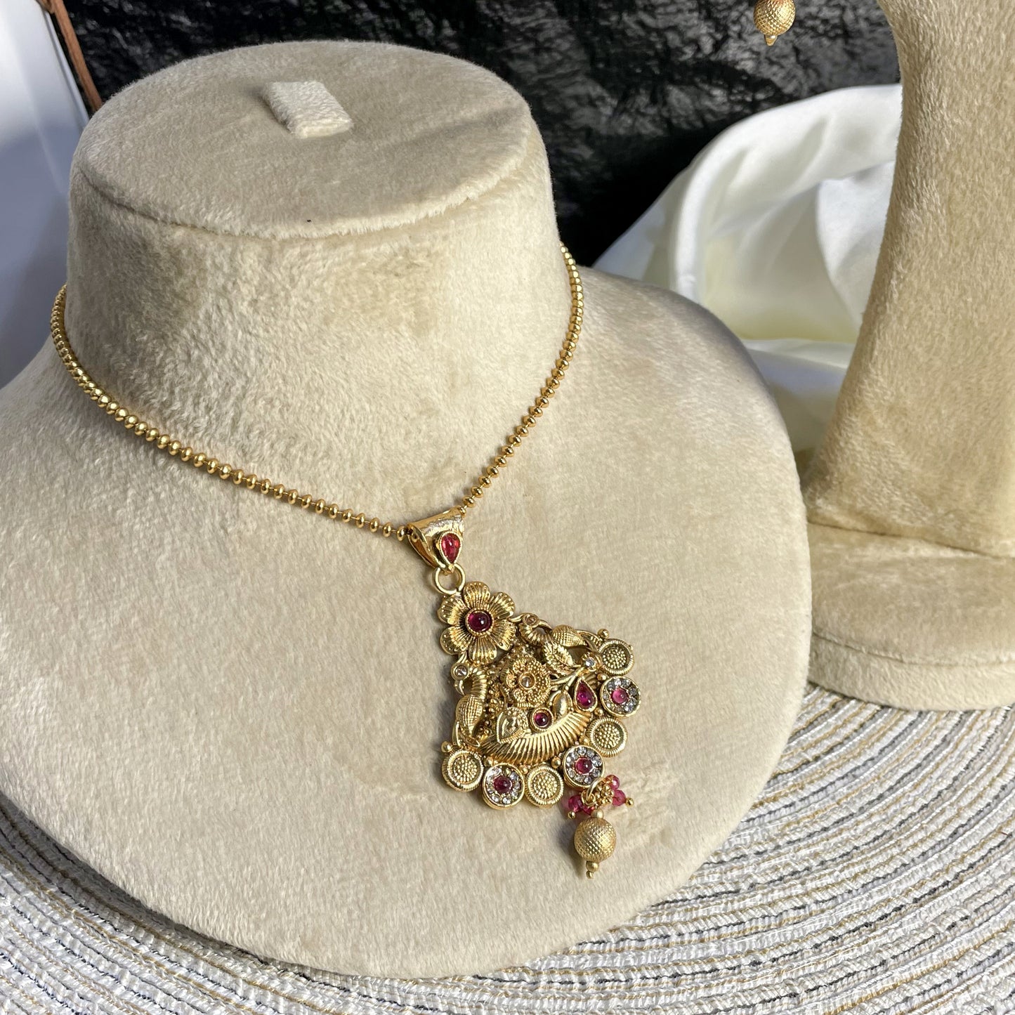 GARNET MAJESTY RAJWARI LOCKET SET