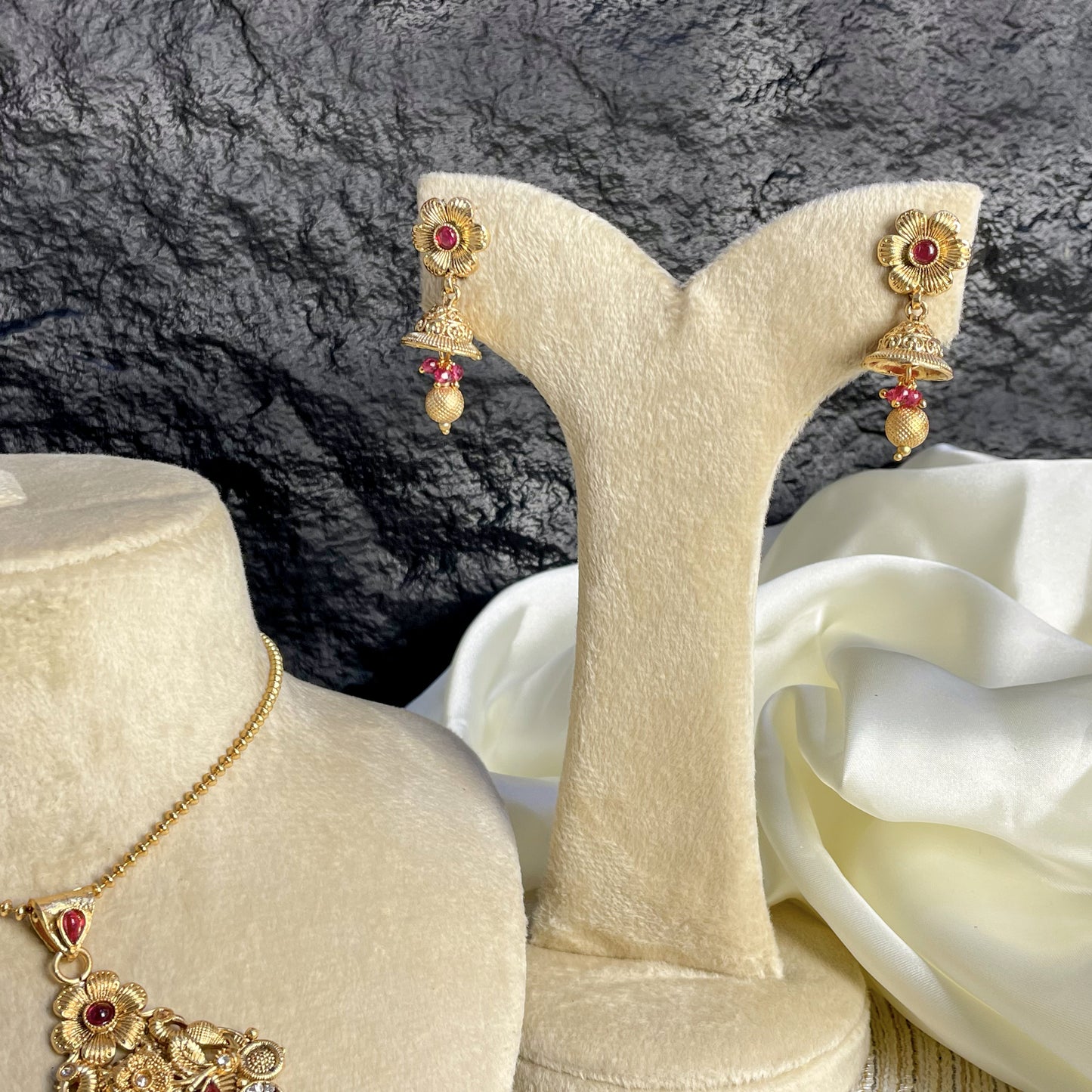 GARNET MAJESTY RAJWARI LOCKET SET