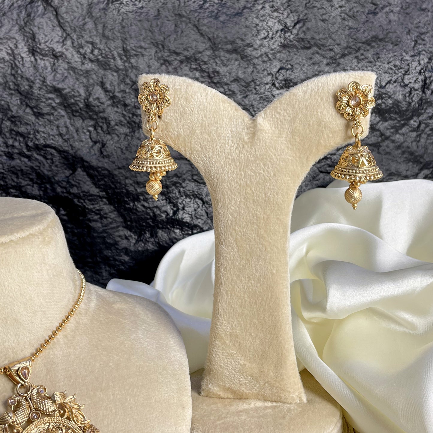 CLASSIC CHAMPAGNE RAJWARI LOCKET SET