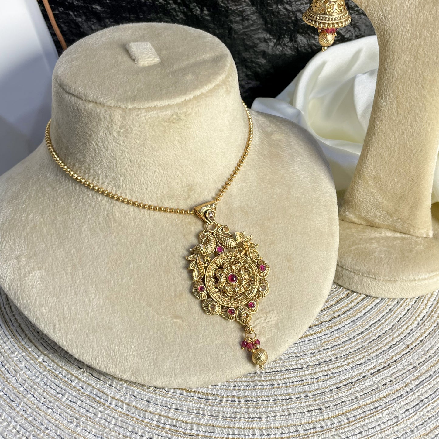 SCARLET BLOOM RAJWARI LOCKET SET