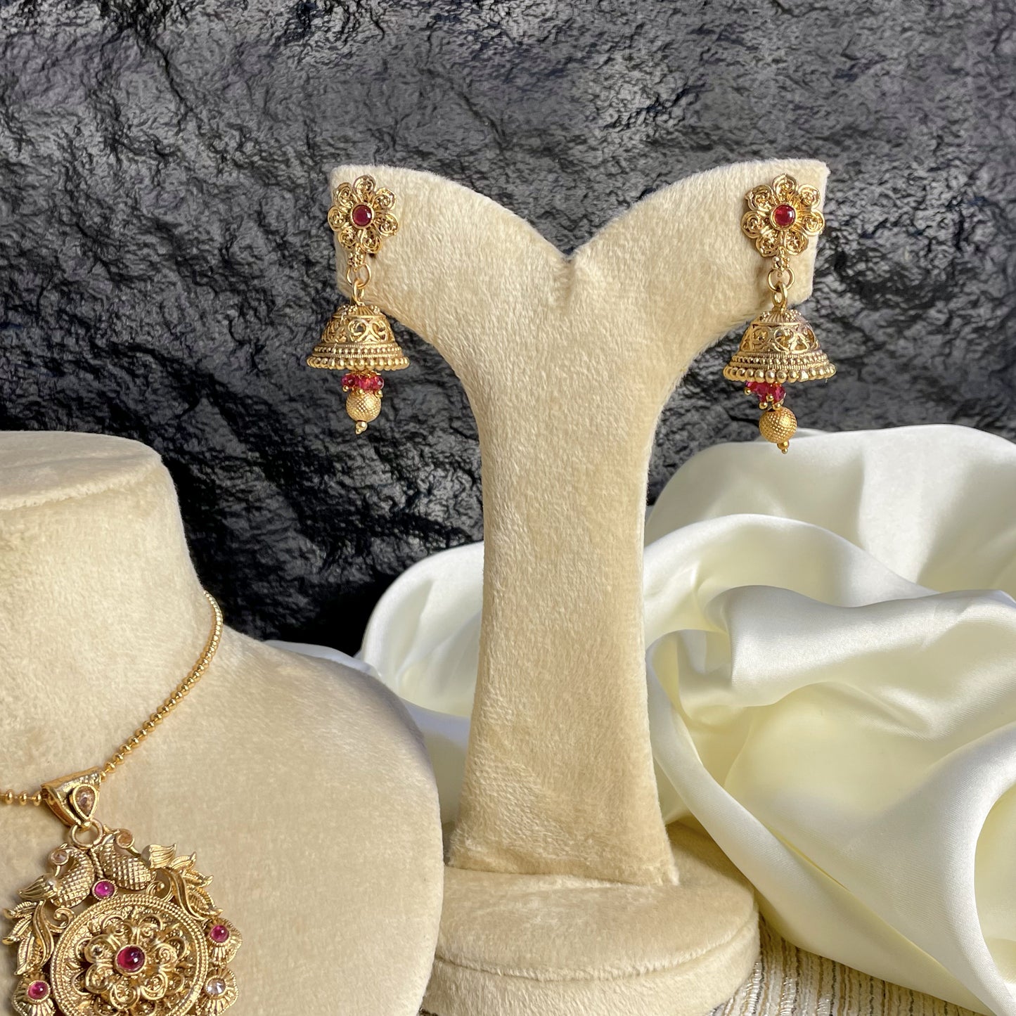 SCARLET BLOOM RAJWARI LOCKET SET