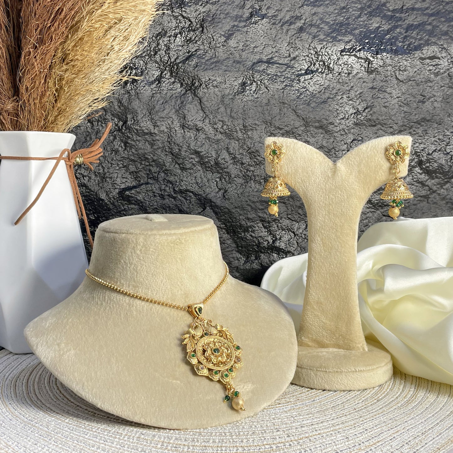 EMERALD VEIN RAJWARI LOCKET SET