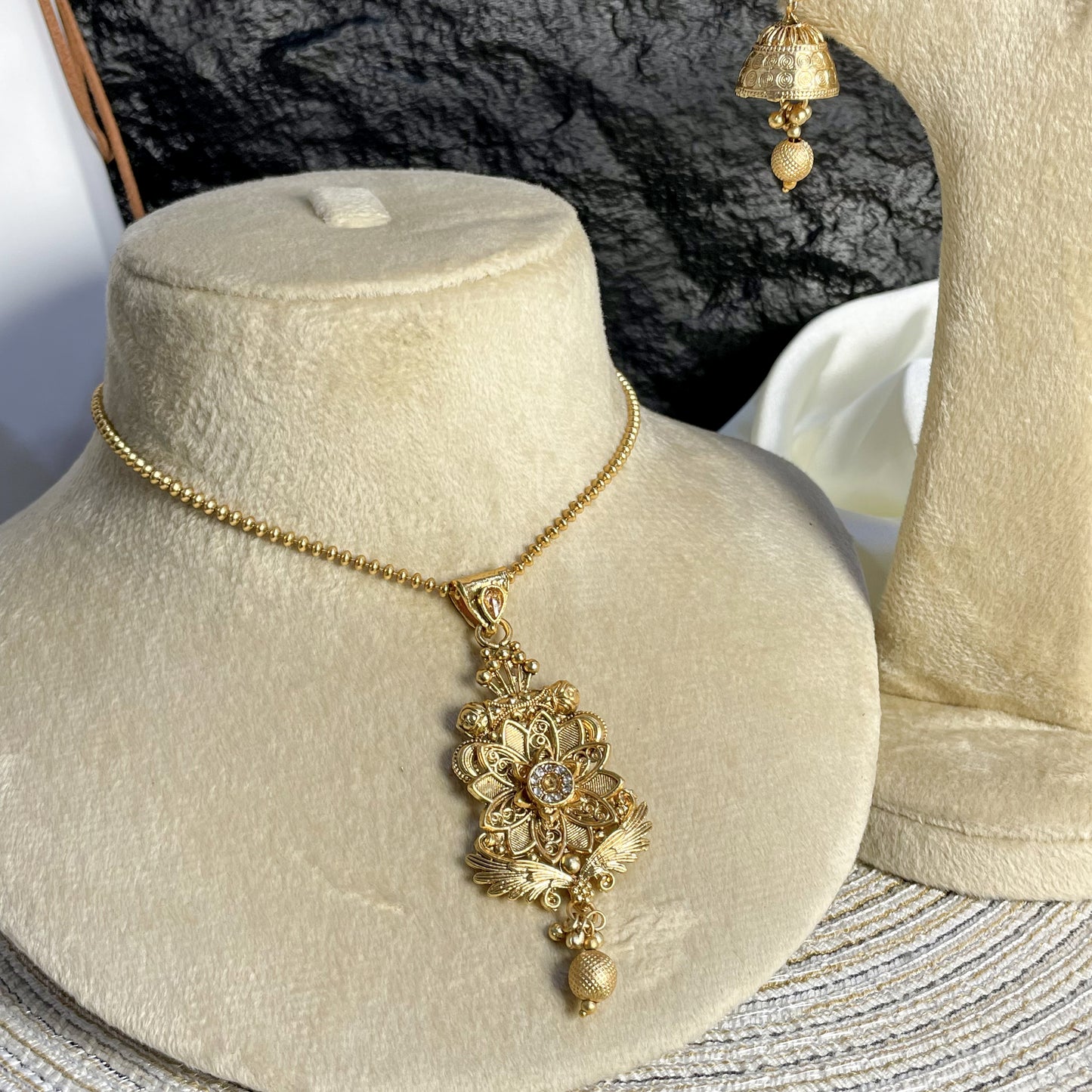 GOLDEN LUSTRE RAJWARI LOCKET SET