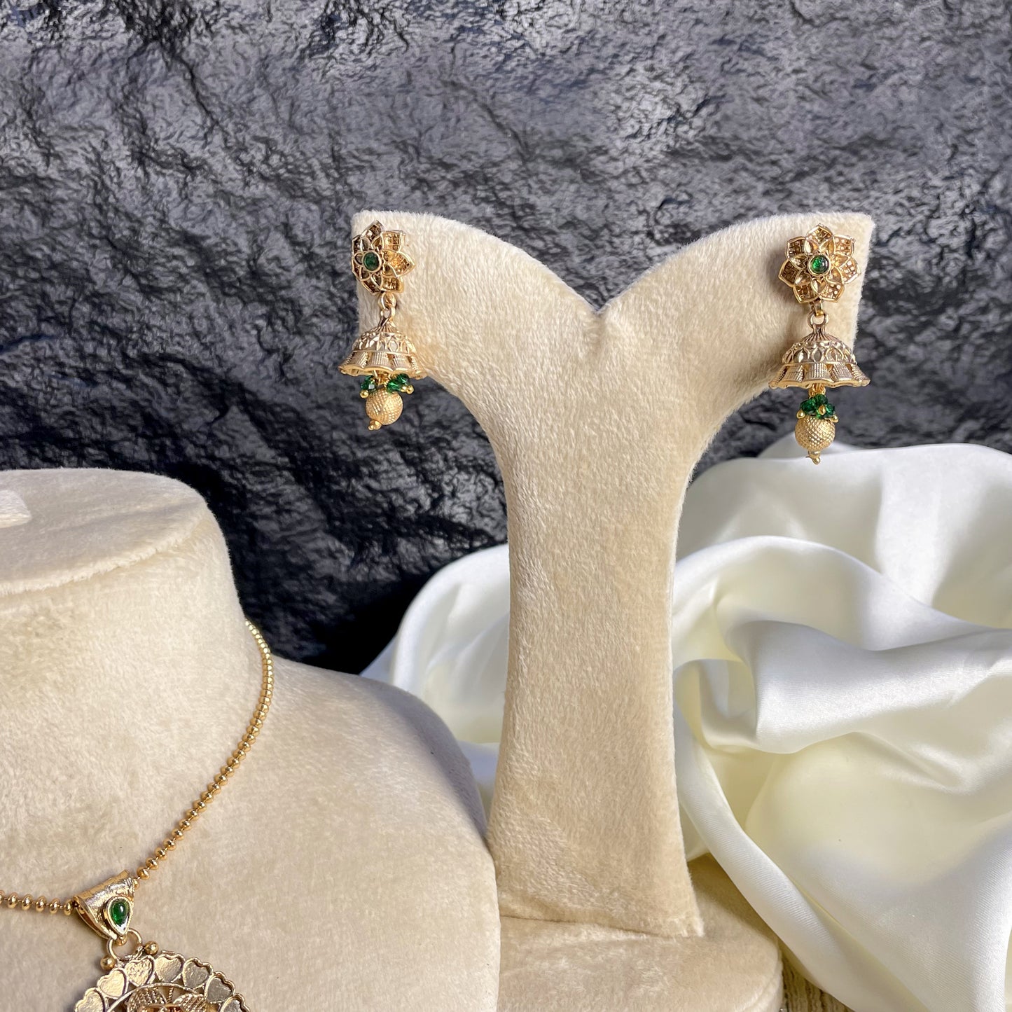 VERDANT CIRCLE RAJWARI LOCKET SET