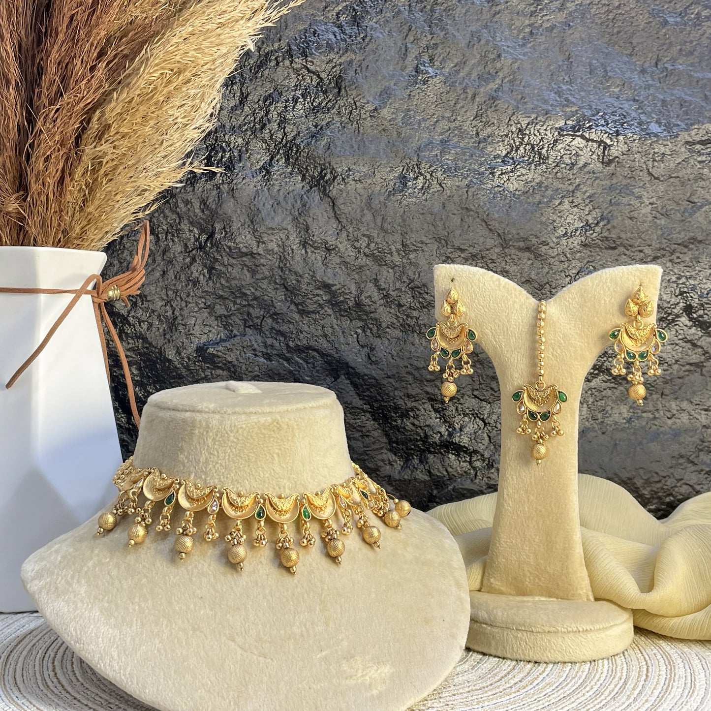 RAJWARI CRESCENT BLOOM KUNDAN NECKLACE SET