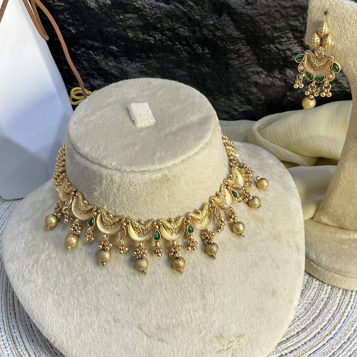 RAJWARI CRESCENT BLOOM KUNDAN NECKLACE SET