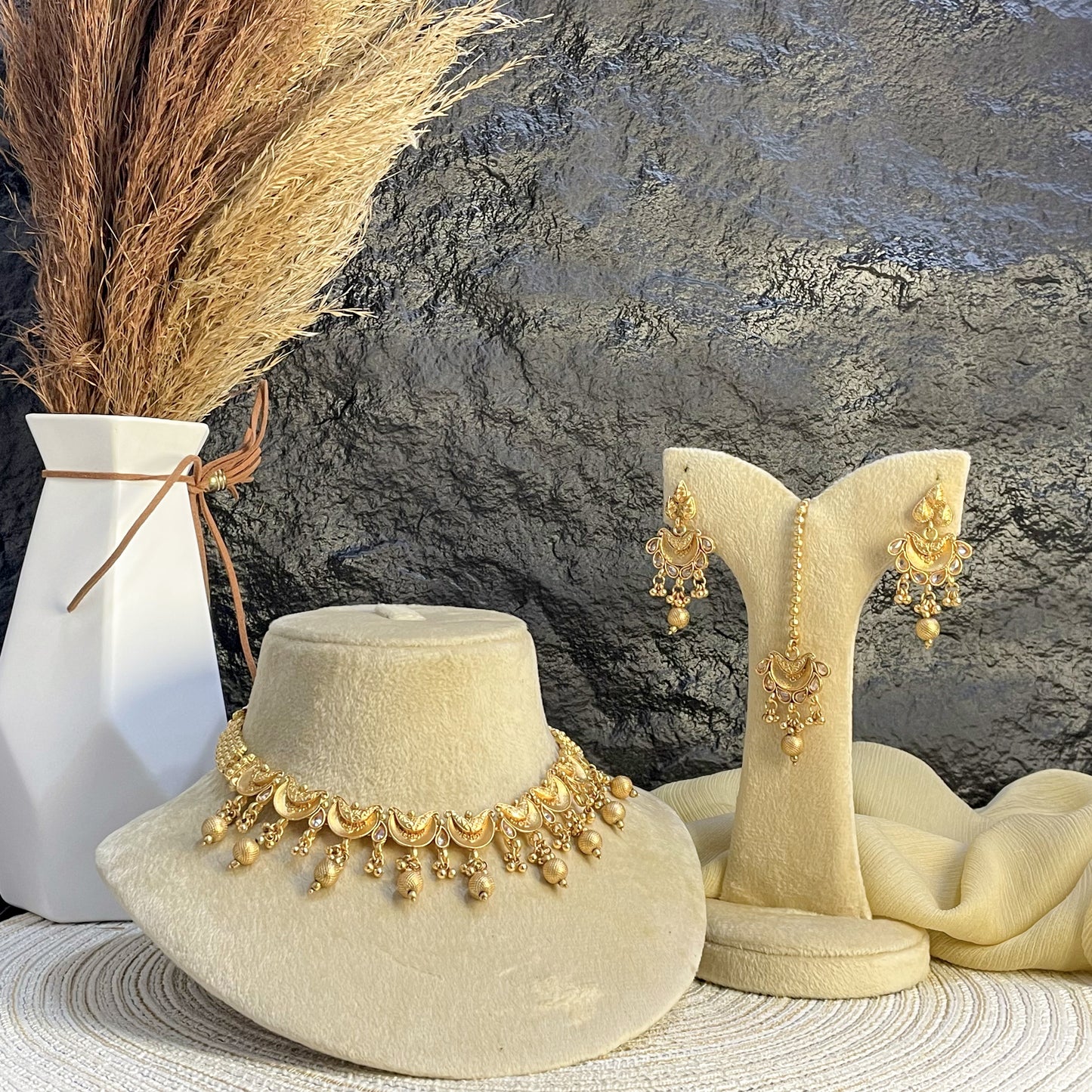 RAJWARI CRESCENT BLOOM KUNDAN NECKLACE SET