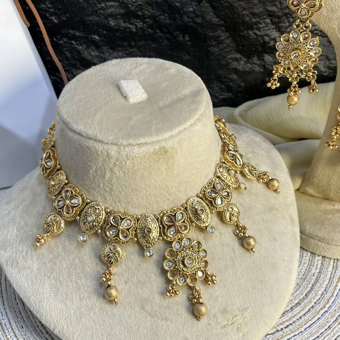 MAJESTIC RAJWARI TEARDROP POLKI NECKLACE SET