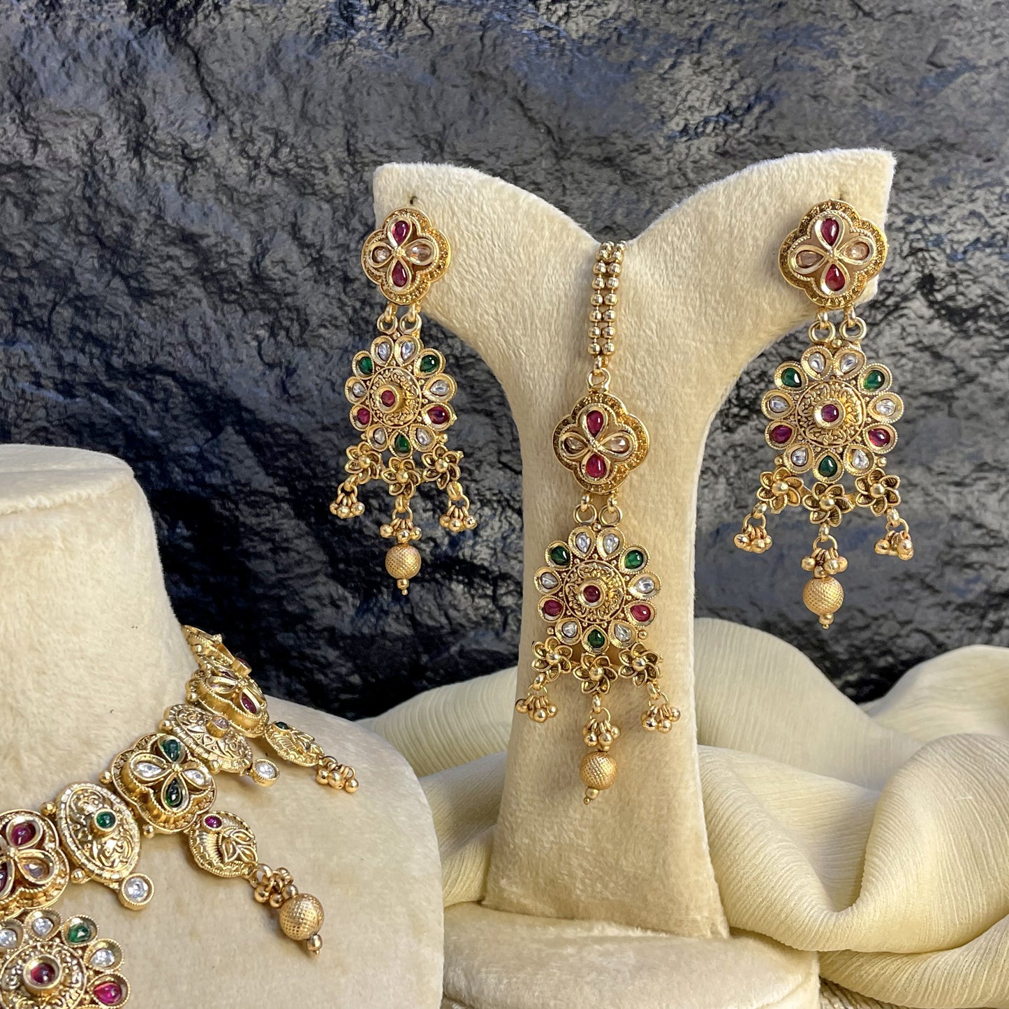 MAJESTIC RAJWARI TEARDROP POLKI NECKLACE SET