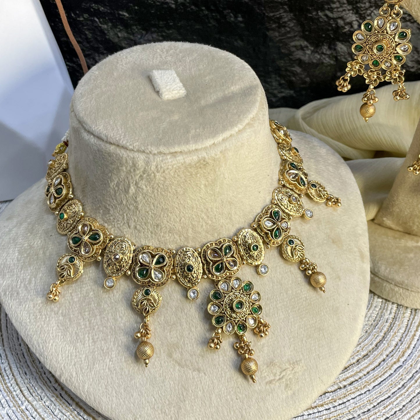 MAJESTIC RAJWARI TEARDROP POLKI NECKLACE SET