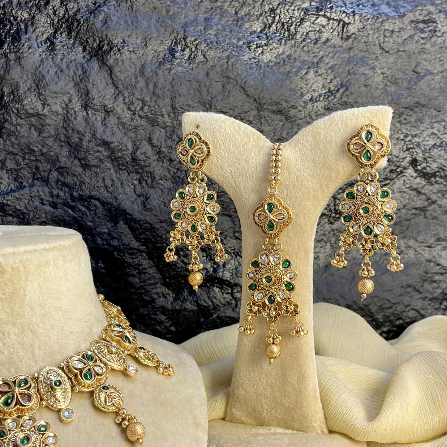 MAJESTIC RAJWARI TEARDROP POLKI NECKLACE SET