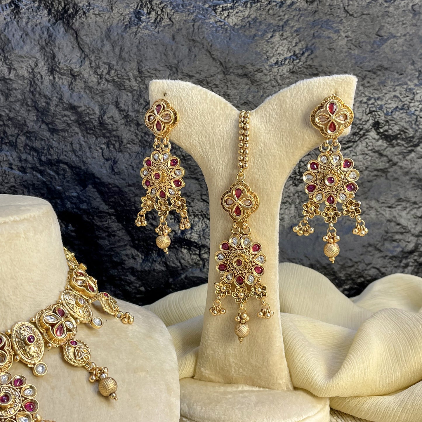 MAJESTIC RAJWARI TEARDROP POLKI NECKLACE SET
