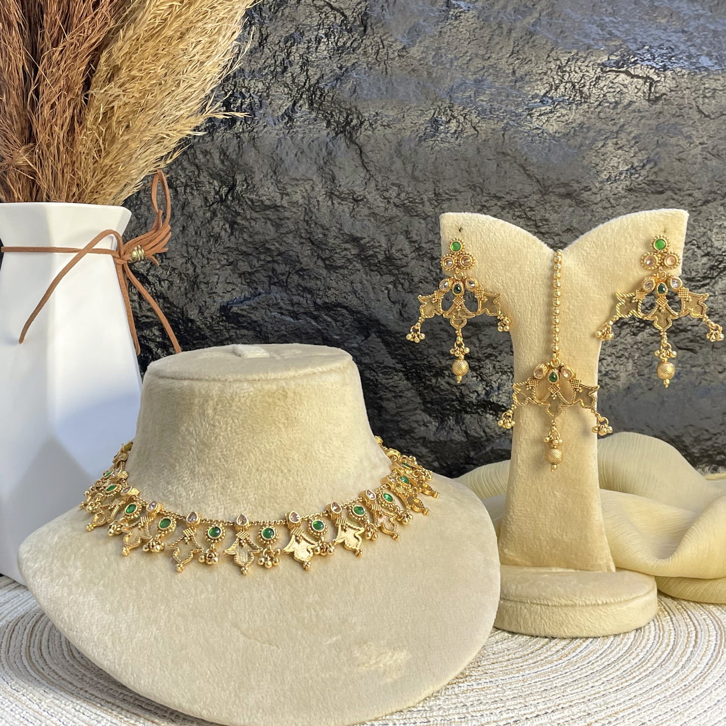 MAJESTIC RAJWARI HASLI CHOKER NECKLACE SET