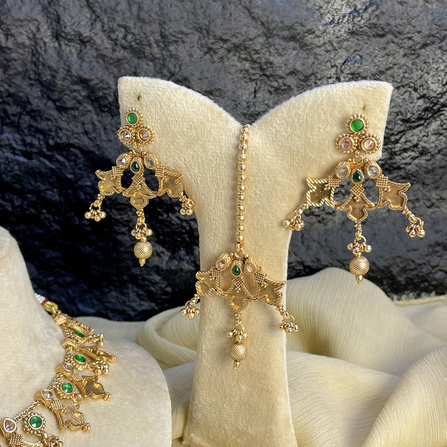 MAJESTIC RAJWARI HASLI CHOKER NECKLACE SET
