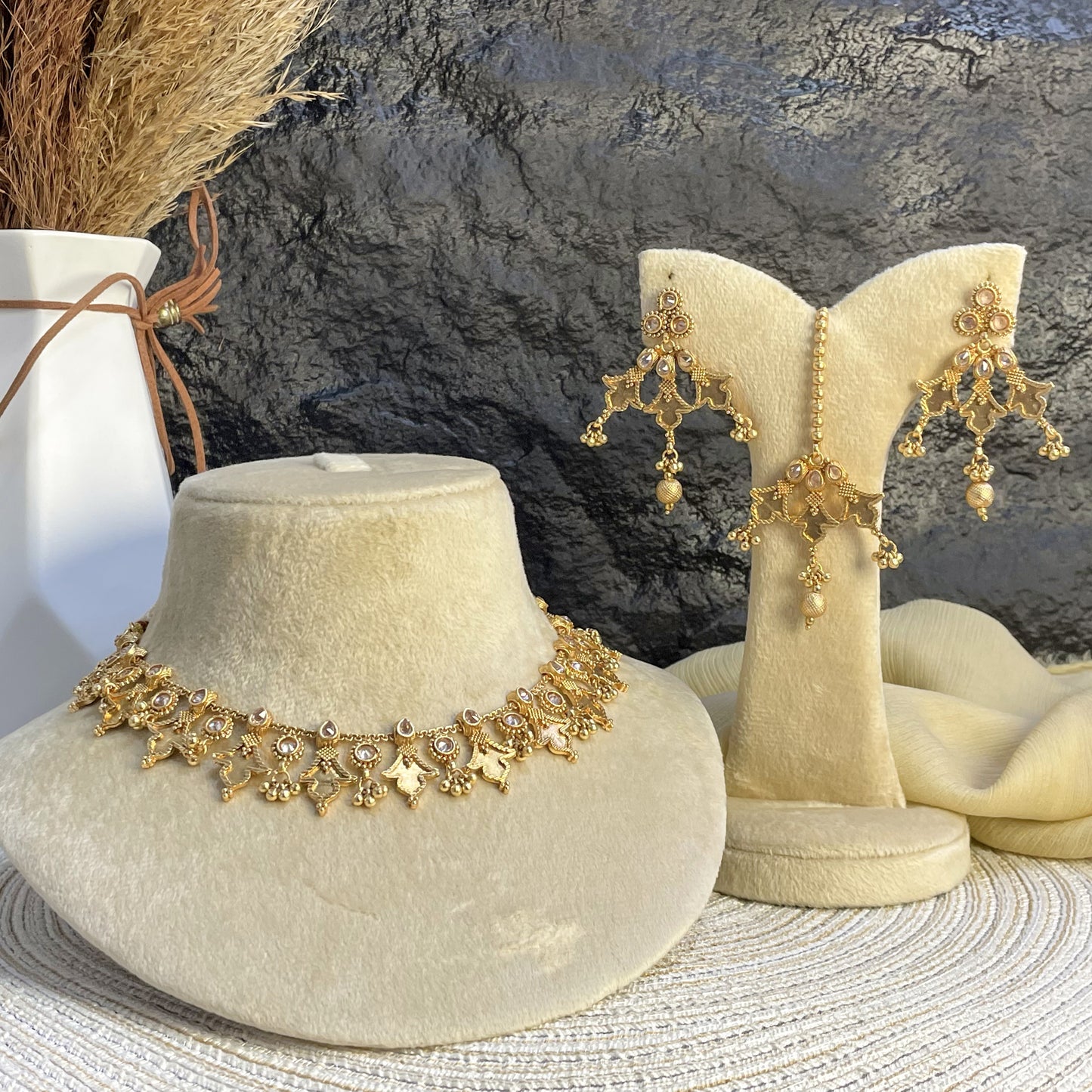 MAJESTIC RAJWARI HASLI CHOKER NECKLACE SET