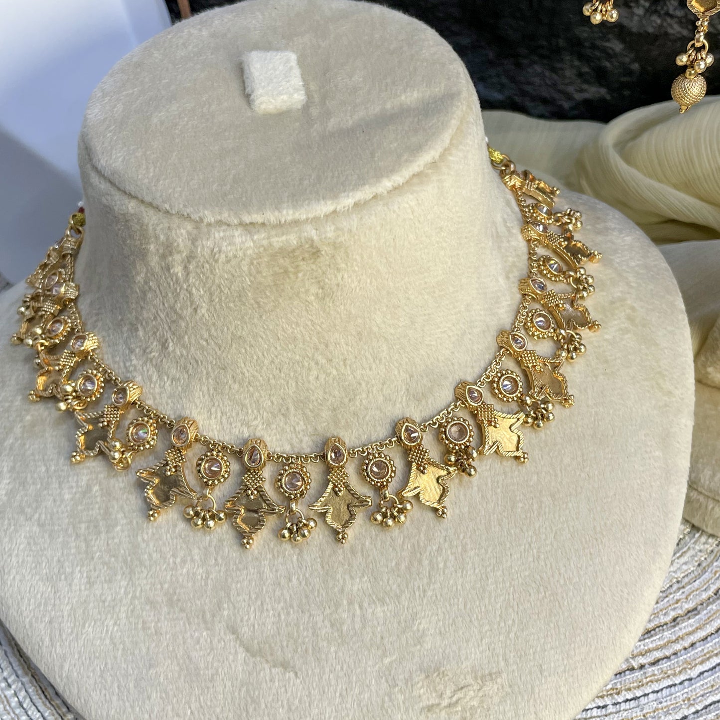 MAJESTIC RAJWARI HASLI CHOKER NECKLACE SET