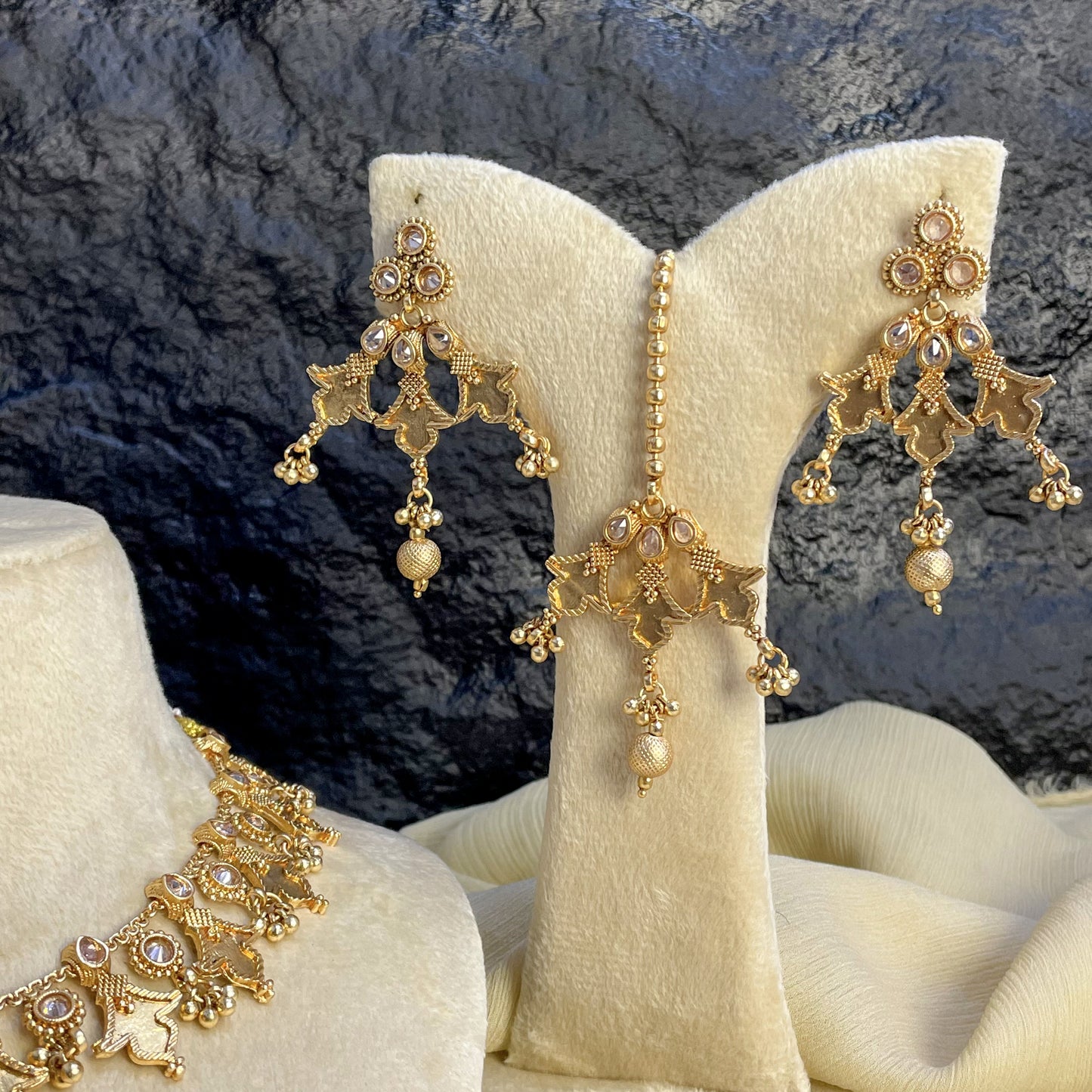 MAJESTIC RAJWARI HASLI CHOKER NECKLACE SET