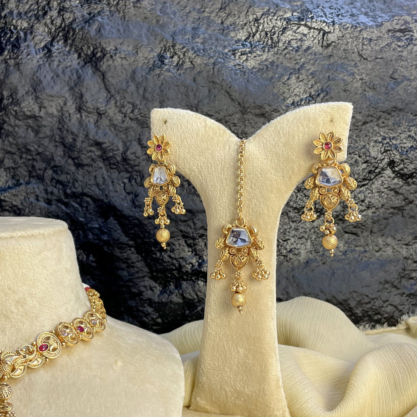MAJESTIC RAJWARI FLORAL KUNDAN NECKLACE SET
