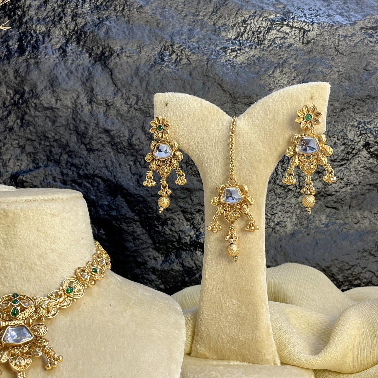 MAJESTIC RAJWARI FLORAL KUNDAN NECKLACE SET