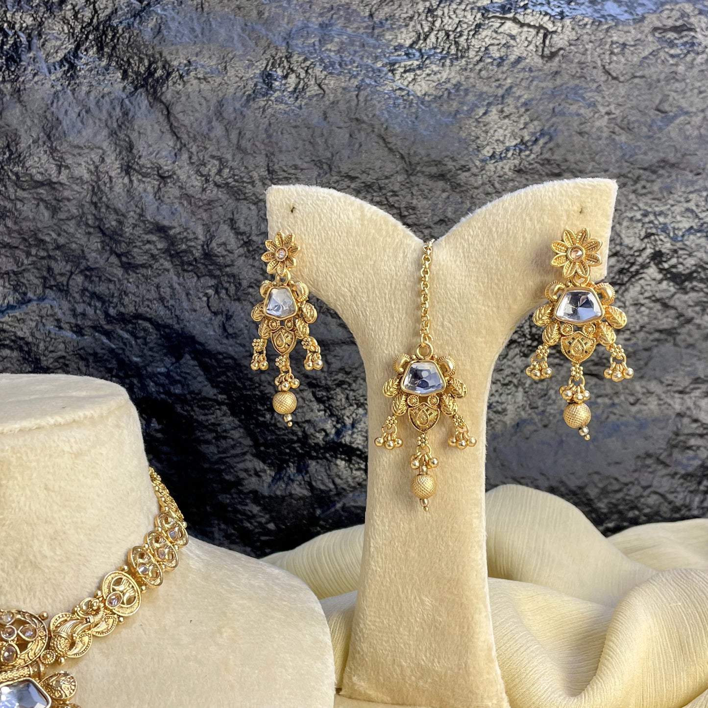 MAJESTIC RAJWARI FLORAL KUNDAN NECKLACE SET