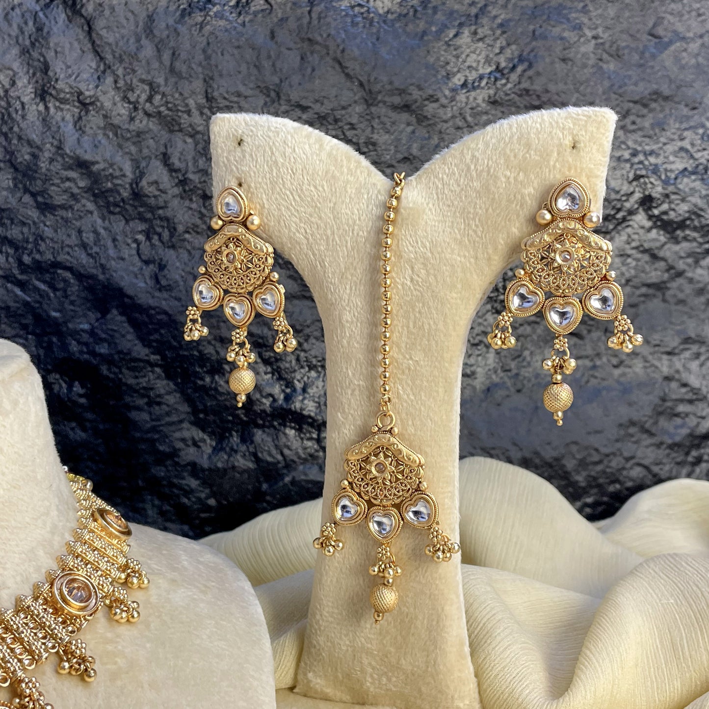 RAJWARI HEART MOTIF KUNDAN NECKLACE SET