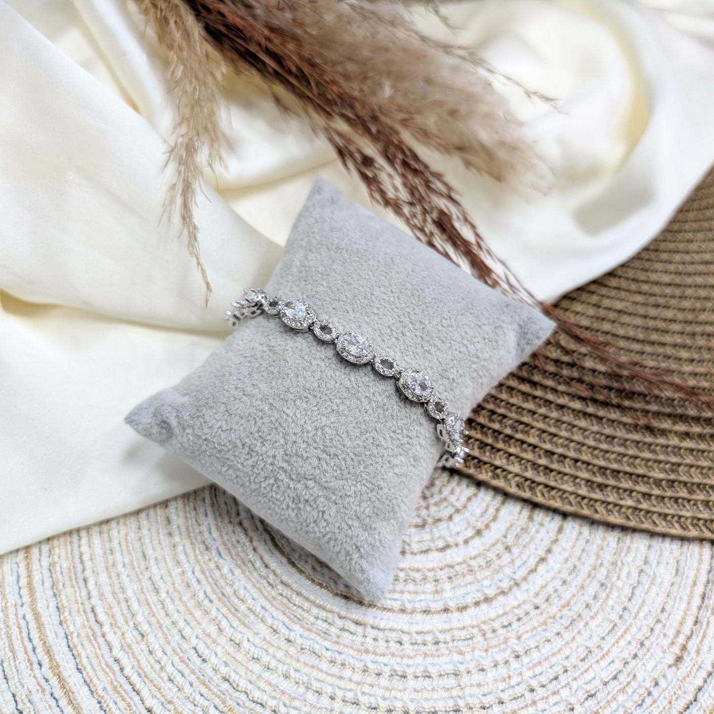 INFINITE-GLOW-SILVER-ZIRCON-BRACELET