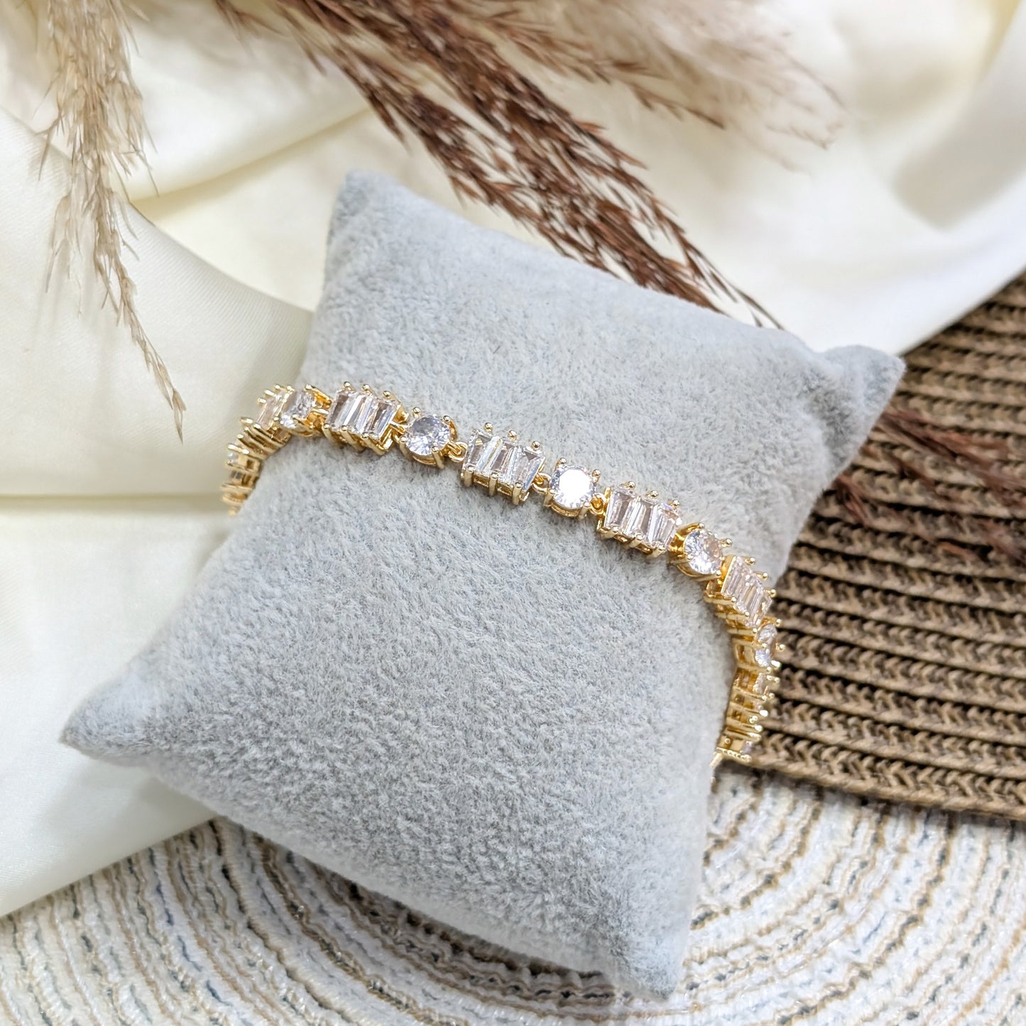 RADIANT-STREAK-GOLD-ZIRCON-BRACELET