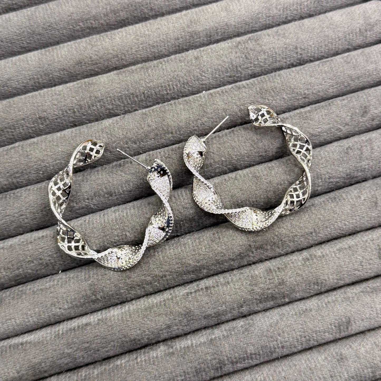 CRYSTAL TWIST LATTICE EARRINGS