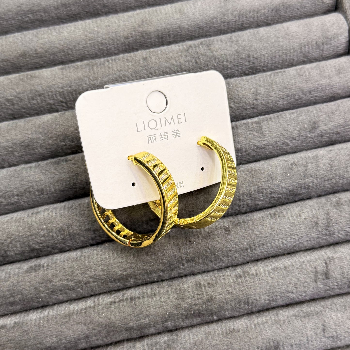 ETCHED GOLD CHEVRON EARRINGS