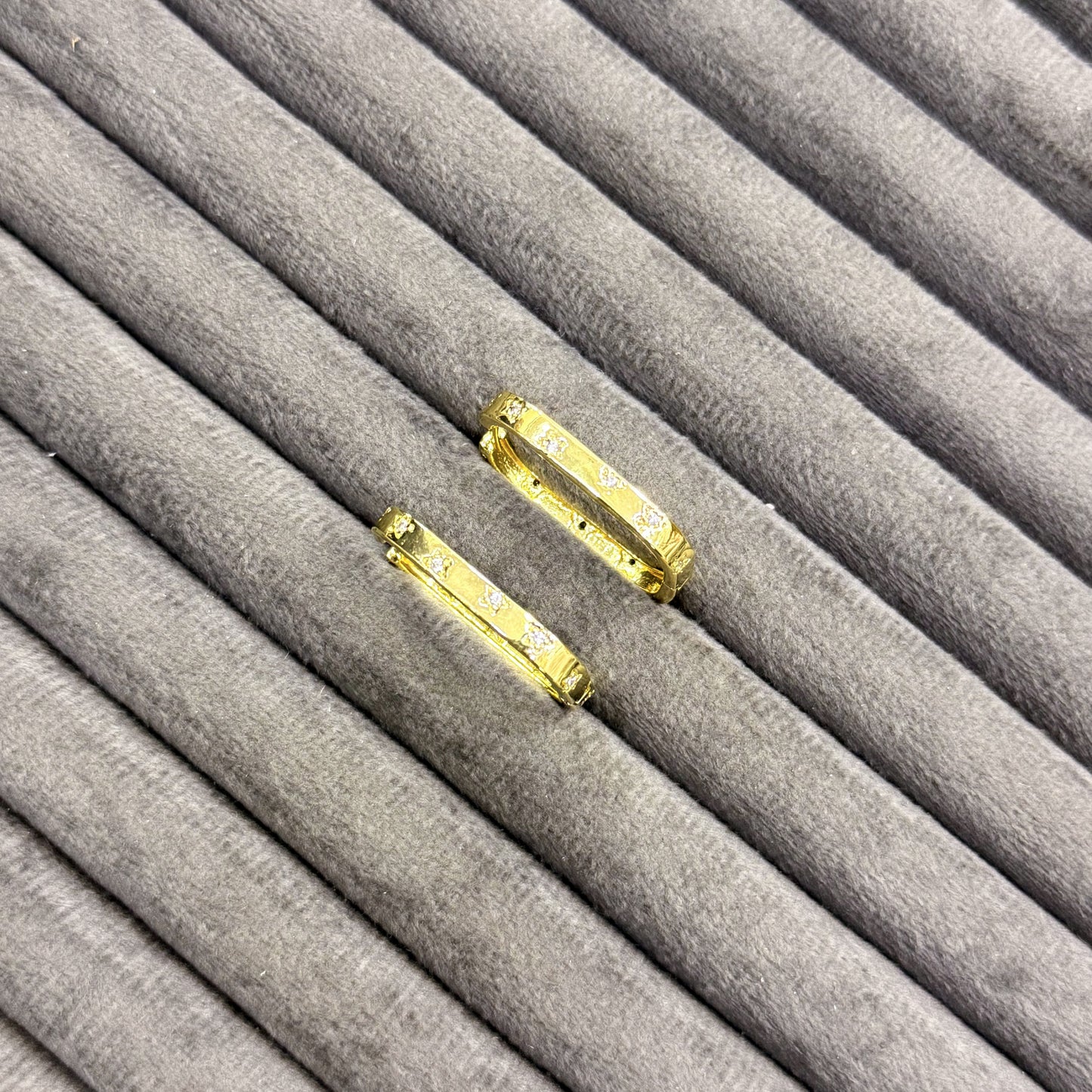 STAR ETCHED GOLDEN EARRINGS