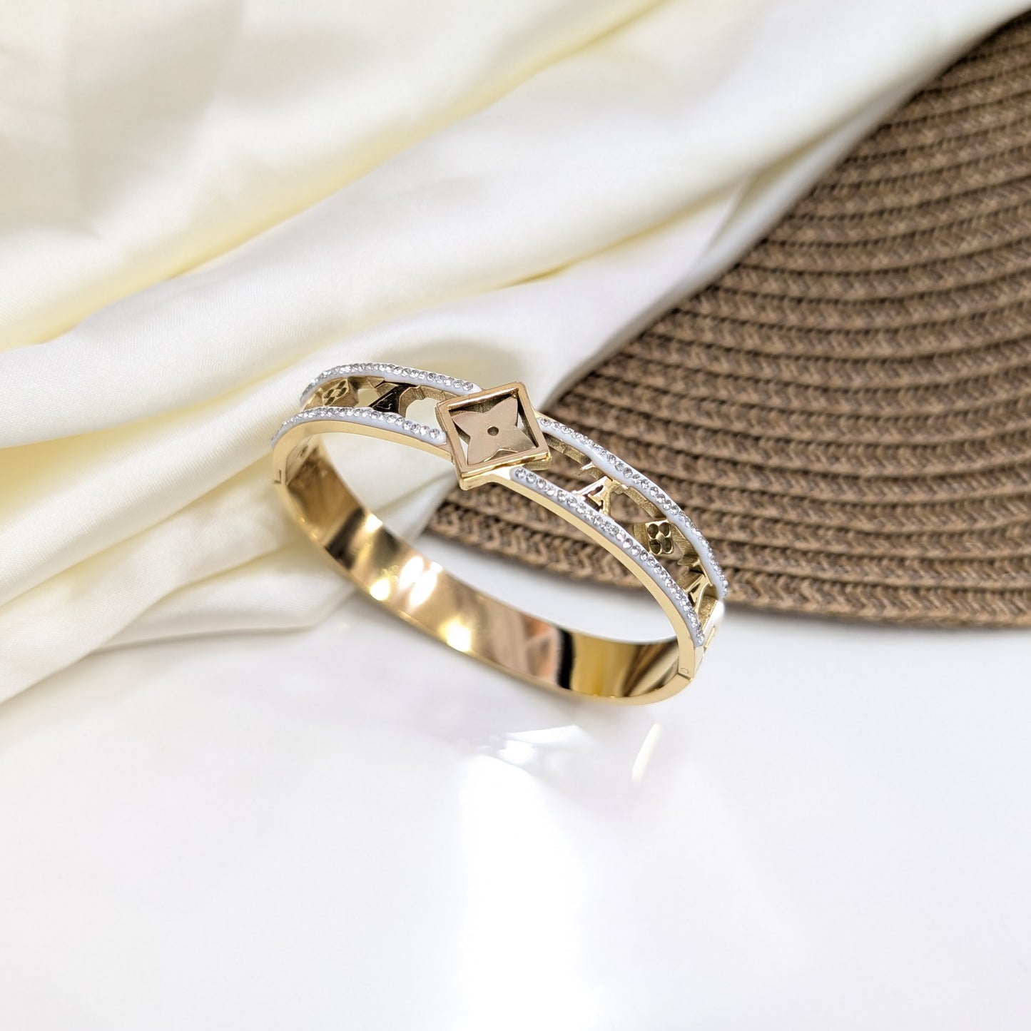 Gem Border Handcuff
