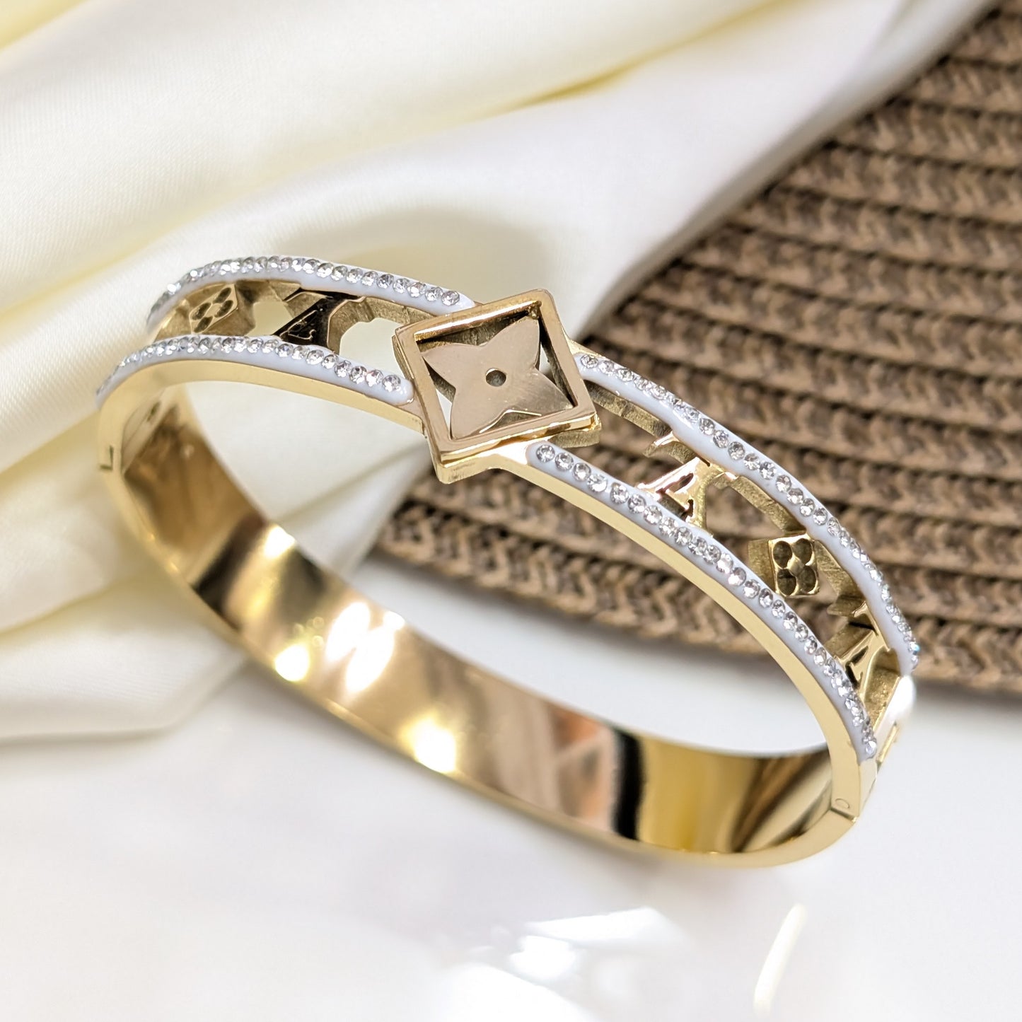 Gem Border Handcuff