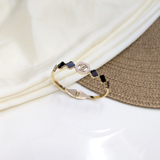 QUARTZ HANDCUFFS
