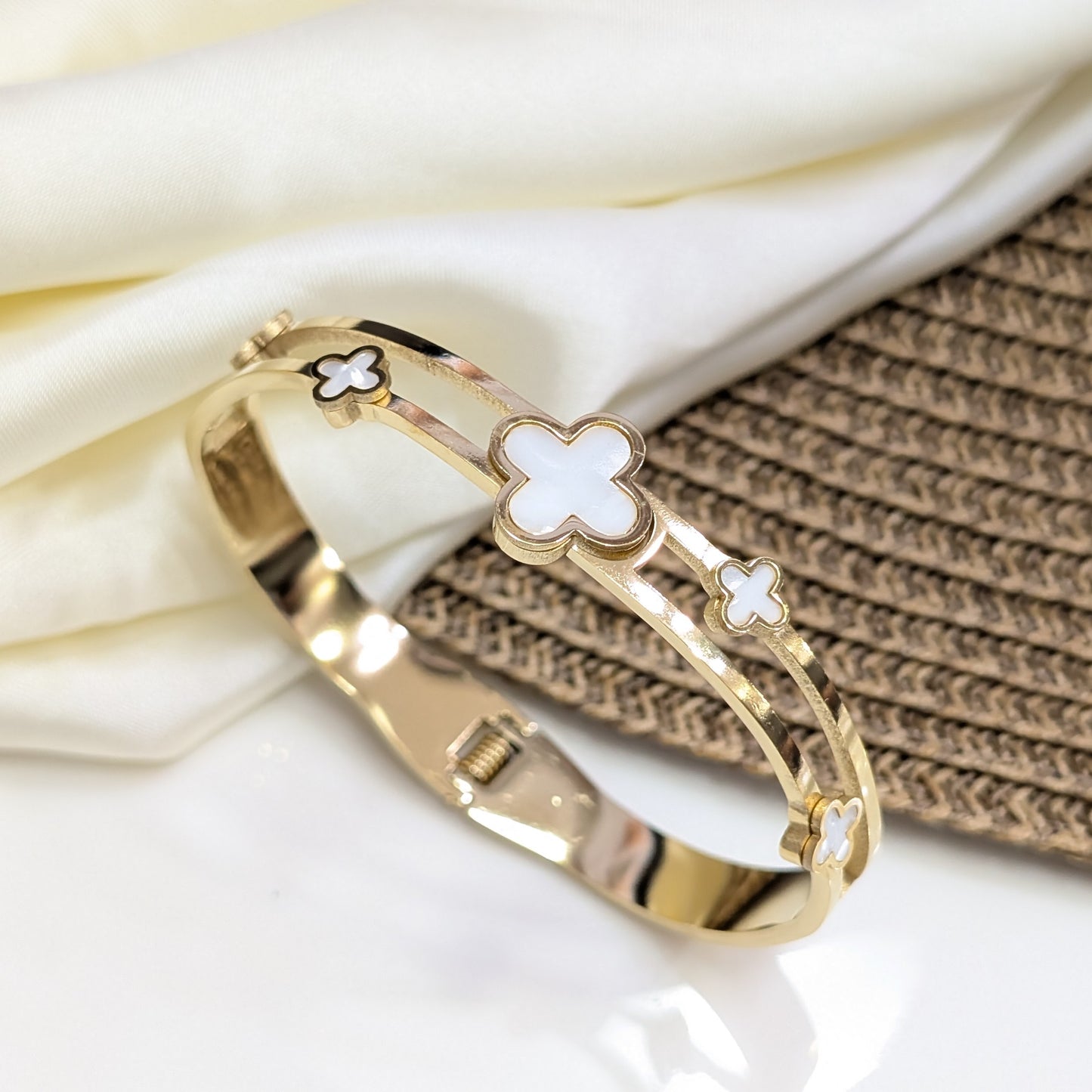 Clover Leaf Handcuff