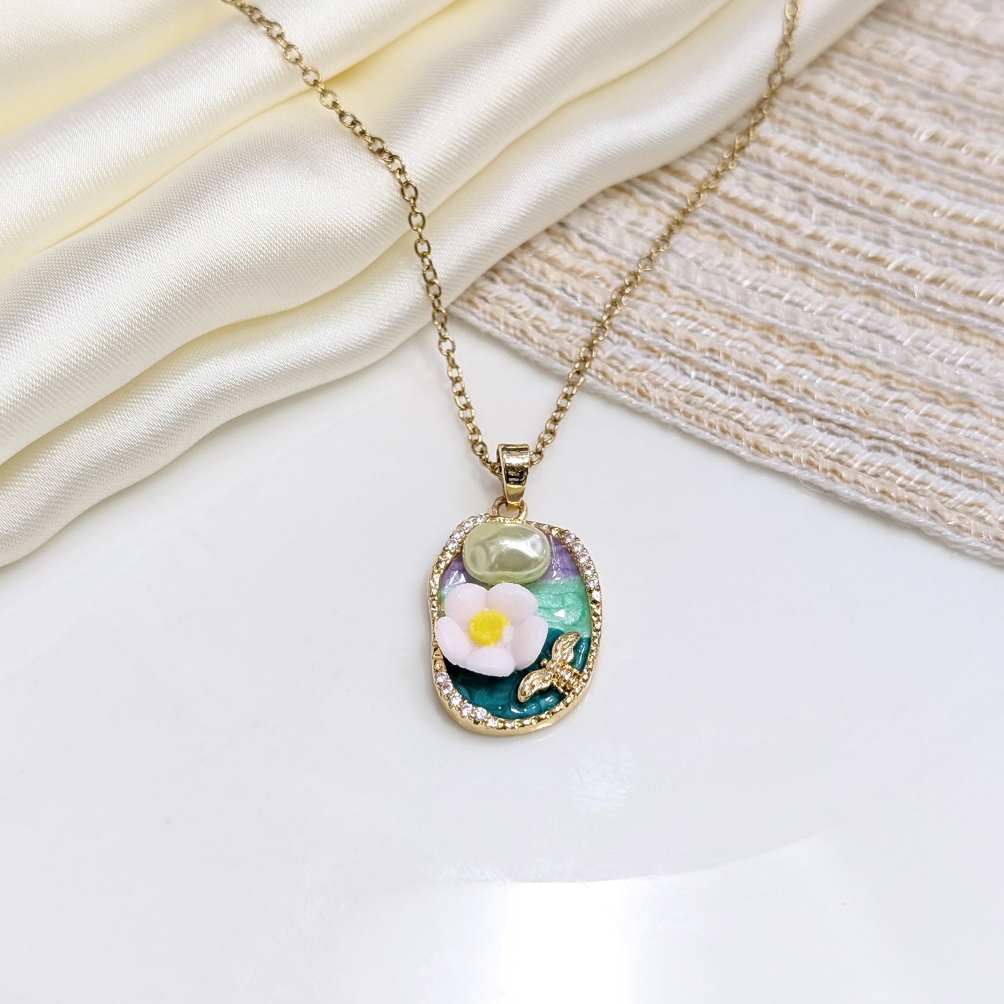 EMERALD MEADOW OVAL LOCKETS