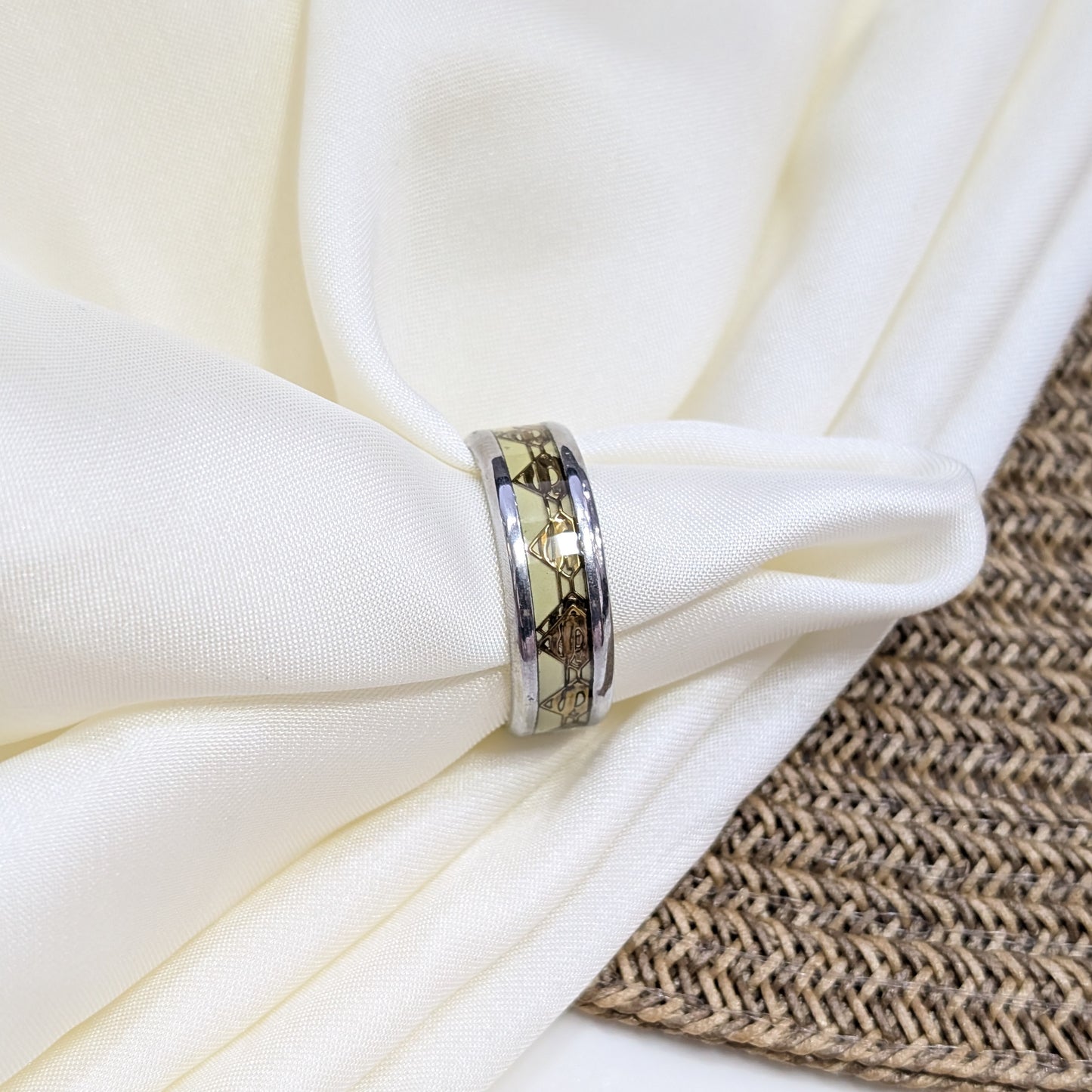 SHIELD EMBLEM BAND RINGS