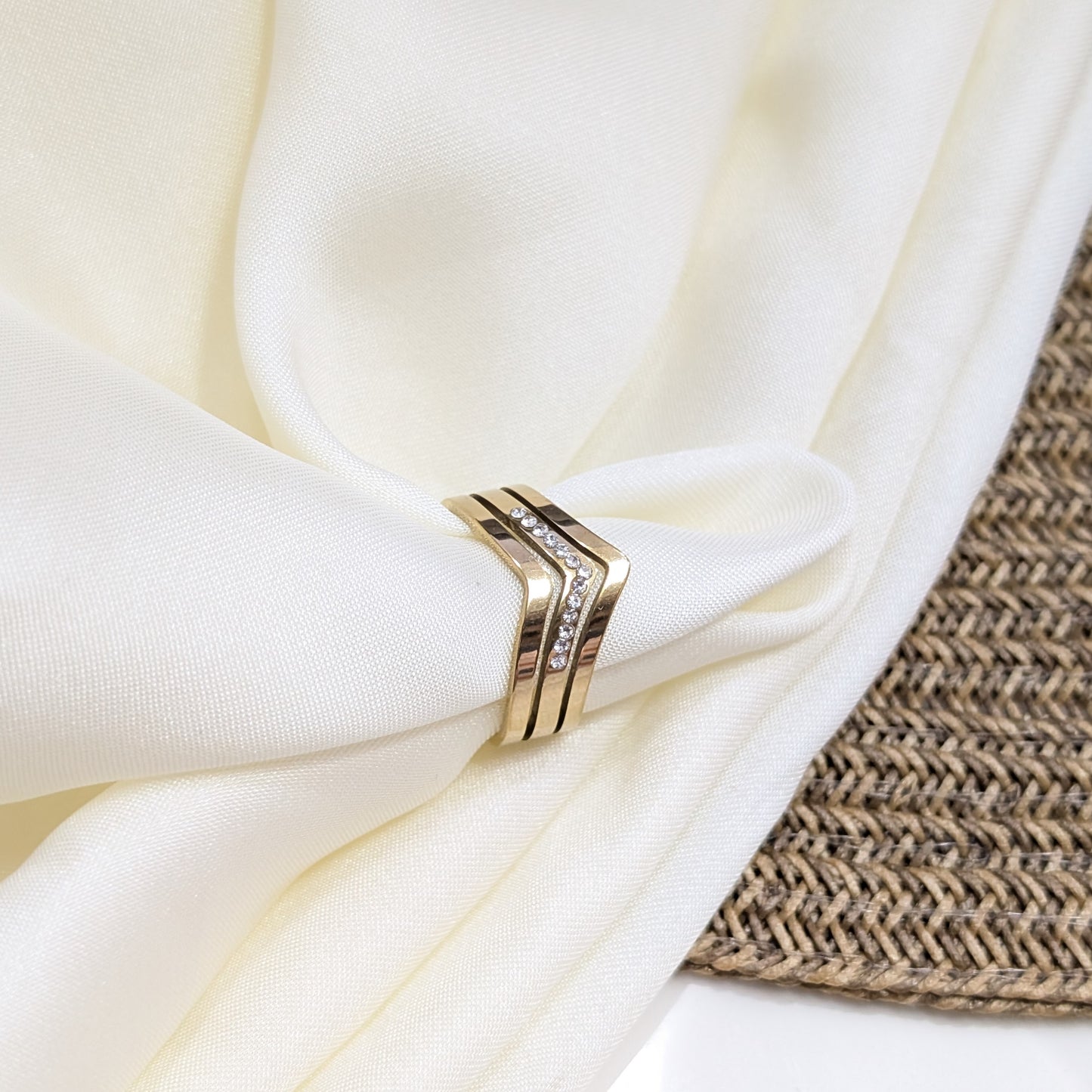 CHEVRON GLISTEN RINGS